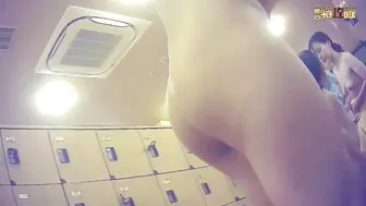 温泉洗浴中心女宾【换衣室洗浴间-1】内部真实偸拍，好多年轻嫩妹，各式各样大奶，翘臀性感的毛毛不知不觉，J8都看硬了