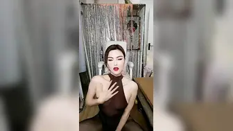 烈焰红唇妖艳浓妆御姐极度诱惑【上篇】丁字裤紧身裙搔首弄姿，内裤拨一边给你看穴，揉捏奶子换装连体吊带网袜