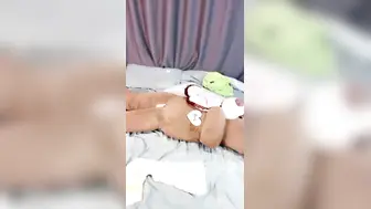 狐狸肛塞尾巴18短发清纯超嫩萌妹，给大家比个奶心，翘起屁股掰穴扭动，抱住双腿特写肥穴，振动棒猛捅呻吟娇喘很嗲
