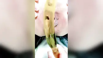 新来的妹子颜值高玩的开，全程露脸漏着奶子的全身黑丝情趣诱惑，让小哥压在身下爆草吃奶亲嘴，撅着屁股玩菊花