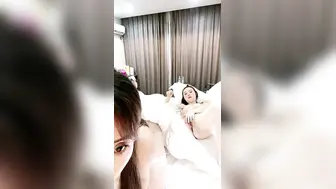 新鲜出炉闺蜜双人行，露脸丝袜诱惑，镜头前陪狼友撩骚，吃奶舌吻舔脚，揉奶子自慰骚穴呻吟，精彩不要错过