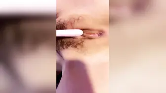 极品颜值美女为赚钱下海大秀，今天炮友没在独自在家，掰开小穴揉搓阴蒂，振动棒戴套抽插，搞得啊啊直叫