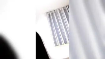 极品颜值美女为赚钱下海大秀，今天炮友没在独自在家，掰开小穴揉搓阴蒂，振动棒戴套抽插，搞得啊啊直叫