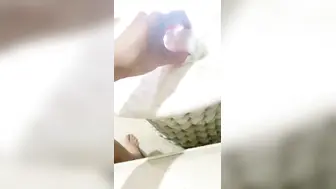 极骚小姐姐护士帽浴缸里大尺度自慰，假屌放浴缸里上位骑坐，特写圆润屁股套弄，张开双腿快速暴力抽插