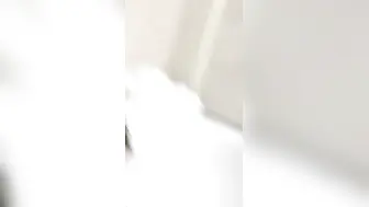 极骚小姐姐护士帽浴缸里大尺度自慰，假屌放浴缸里上位骑坐，特写圆润屁股套弄，张开双腿快速暴力抽插
