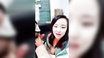外卖店老板娘真空装上阵，开着店门偷偷播漏出奶子揉捏，勾搭小哥激情啪啪，关上门就开干口交大鸡巴后入抽插
