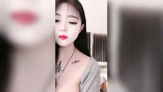 夜店气氛组渣女小可爱露脸激情大秀，深夜陪狼友发骚，诱惑舞蹈听狼友指挥展示性感骚穴，水多粉嫩人美又骚