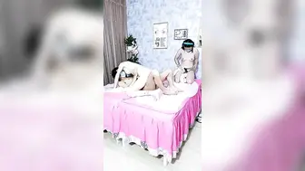 女性私密会所，男技师的特殊服务激情4P，揉奶抠逼搞的两个少妇浑身瘙痒，撩骚大鸡巴按摩床上各种爆草抽插刺激