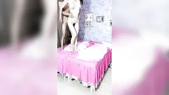 女性私密会所，男技师的特殊服务激情4P，揉奶抠逼搞的两个少妇浑身瘙痒，撩骚大鸡巴按摩床上各种爆草抽插刺激