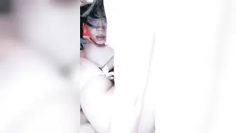 好有感觉的妹妹全程露脸颜值高黑丝情趣，让小哥用道具玩逼高潮流淫水浪叫呻吟刺激，让小哥无套抽插爆草内射