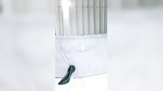 好漂亮的小骚逼【下篇】颜值高开档黑丝皮裤高跟诱惑，拿着小皮鞭自己打屁股，带着乳夹道具抽插骚穴浪叫呻吟刺激
