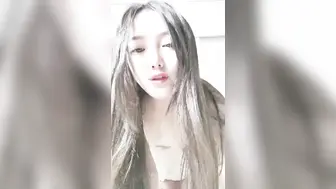 妩媚小少妇露脸性感的情趣睡衣深夜陪狼友骚，口交大鸡巴让小哥无套各种抽插，表情好骚还跟狼友撩骚自慰骚穴