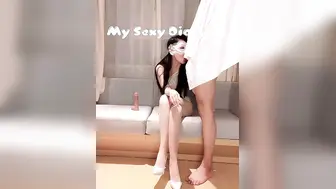 全网首发【极品反差婊-爱丝袜Vivian姐】定制版主题【白丝袜女神诱惑】白色丝袜，诱惑着你，自慰爆操，口交 颜射. 高清960P原版无水印