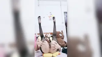 冷艳美女小姐姐开档黑丝揉穴自慰，抬起修长美腿掰穴揉搓，翘起屁股扭动诱惑，张开双腿抖动呻吟娇喘