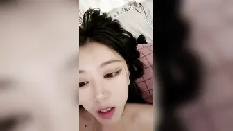 冷艳颜值女神被炮友各种操【上篇】近距离特写舔蛋，爸爸用大JB插我，淫语骚话娇喘不断，对着镜头进进出出猛操