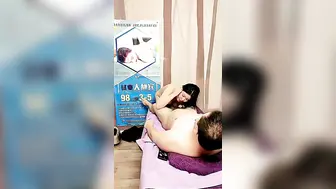 勾引按摩店骚技师激情啪啪，让小骚逼给口交大鸡巴还给她录像，吃她奶子抠她逼，各种爆草抽插还让她打电话