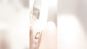 双马尾娇小身材萝莉嫩妹全裸诱惑，全身抹上酸奶抚摸，坐在地上掰穴揉搓，浴室洗澡超近距离掰穴特写