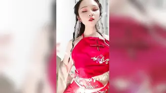 哺乳期的小少妇露脸颜值很高，情趣肚兜诱惑撩人，听狼友指挥脱光光自慰骚穴呻吟表情好骚，挤奶水给狼友喝