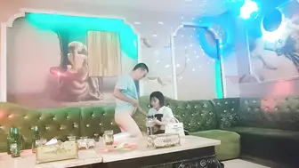 商K达人，激情一整夜，今晚学生妹主题，一曲《大风吹》氛围拉满，与小萝莉深入交流双双高潮.