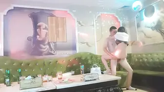 商K达人，激情一整夜，今晚学生妹主题，一曲《大风吹》氛围拉满，与小萝莉深入交流双双高潮.