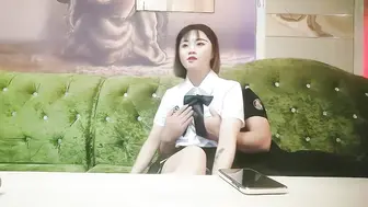 商K达人，激情一整夜，今晚学生妹主题，一曲《大风吹》氛围拉满，与小萝莉深入交流双双高潮.