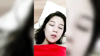 颜值区主播下海全程露脸勾引狼友撩骚，性感的奶子黑丝情趣，揉着骚奶子呻吟表情好骚，跳蛋塞逼吸吮手指浪叫