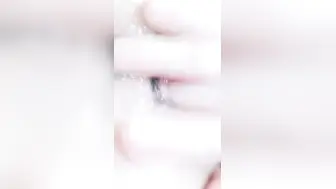 麻花辫笑起来超甜美小姐姐【上篇】近距离自慰，镜头前掰穴特写，手指拍打抠入抽插，搞的湿湿手法娴熟，高潮不断流出水