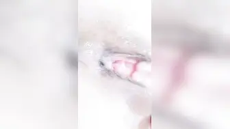 麻花辫笑起来超甜美小姐姐【上篇】近距离自慰，镜头前掰穴特写，手指拍打抠入抽插，搞的湿湿手法娴熟，高潮不断流出水