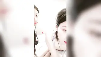 超清纯颜值姐妹花双女互摸自慰【下篇】翘起圆润屁股掰开特写，叠罗汉骑在身上，翘起双腿掰穴让你看的更清楚