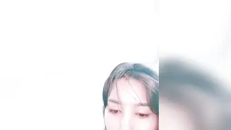 难得一见顶级无毛白虎肥穴，超肥一线天跳蛋塞入，揉搓阴蒂爽的浑身颤抖，娇喘呻吟嗲嗲，高潮出水极度诱惑