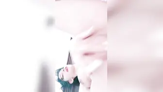 难得一见顶级无毛白虎肥穴，超肥一线天跳蛋塞入，揉搓阴蒂爽的浑身颤抖，娇喘呻吟嗲嗲，高潮出水极度诱惑