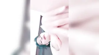 难得一见顶级无毛白虎肥穴，超肥一线天跳蛋塞入，揉搓阴蒂爽的浑身颤抖，娇喘呻吟嗲嗲，高潮出水极度诱惑