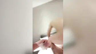 露脸姐妹花与两个大哥酒店激情4P【上篇】口交大鸡巴浴室洗干净开始啪啪怕，让小哥边揉奶子边抽插，轮流爆草刺激