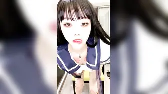 胸前有个发财花臂纹身，红唇妖艳美女，极品美乳粉穴，情趣装露奶浴室洗澡，双跳蛋震动微毛肥穴，一个塞入一个震阴蒂