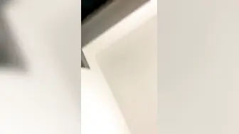 胸部有纹身的巨乳少妇，约个小鲜肉，道具自慰，手指抠逼，无套啪啪一顿猛攻