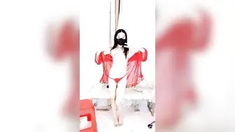 舞姬妖妖颜值不错的才艺黄播【红色情趣衣篇】情趣装性感火辣脱衣艳舞，镜头前的黑天使，揉奶摸逼各种诱惑，精彩不断别错过