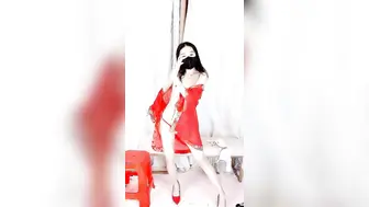 舞姬妖妖颜值不错的才艺黄播【红色情趣衣篇】情趣装性感火辣脱衣艳舞，镜头前的黑天使，揉奶摸逼各种诱惑，精彩不断别错过