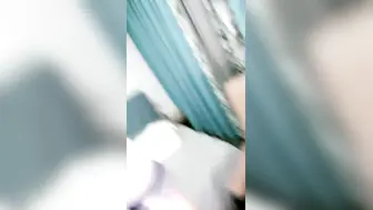 舞蹈系清纯美女桃子情趣学生制服，黑色丝袜超短裙，露完美圆润肥臀，对着镜头扣弄粉穴，抖臀一字马看的心痒痒
