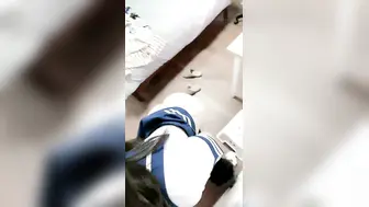 舞蹈系清纯美女桃子情趣学生制服，黑色丝袜超短裙，露完美圆润肥臀，对着镜头扣弄粉穴，抖臀一字马看的心痒痒