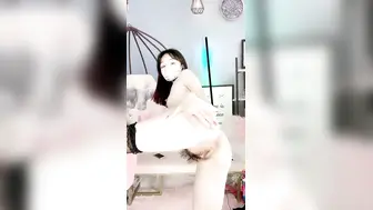 舞蹈系美女下海黄播【上篇】透视小肚兜跳雨伞舞，水蛇腰细长美腿，倒立一字马，红色高跟鞋，搔首弄姿诱惑
