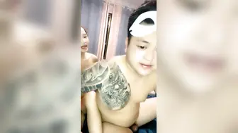 花臂骚女露脸跟小哥激情啪啪，口交大鸡巴让小哥亲着小嘴玩弄骚穴，无套抽插多体位玩弄，表情好骚插的好深啊