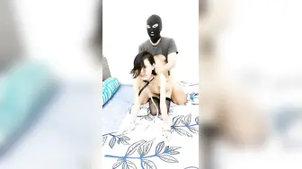 调教黑丝小母狗【下篇】全程露脸无毛骚逼黑丝微SM情趣诱惑，道具玩弄口交大鸡巴，各种体位爆草抽插