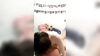 豹纹小野猫露脸来欲望了，自己揉捏骚奶子摸逼逼浪叫好骚，勾搭大哥激情啪啪，口交大鸡巴让大哥舔逼激情爆草