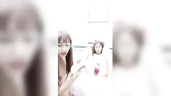 超清纯双胞胎【上篇】眼镜姐妹花双女大秀，脱光光跳蛋振动棒插对方，互相舔逼自摸小奶子，张开双腿磨穴毛毛浓密