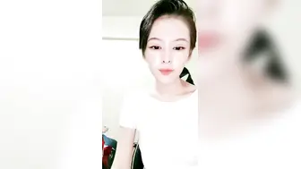 短发酷酷中性小姐姐腰细大长腿自慰秀，撩起衣服揉捏奶子，张开双腿掰穴特写，玻璃棒黄瓜进进出出抽插