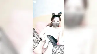 精品舞蹈系大学生妹子热舞自慰诱惑【自慰篇】玻璃棒抽插嫩穴白浆一直流，高跟鞋连体网袜跳舞，玻璃棒整根深插