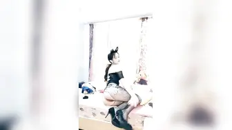 精品舞蹈系大学生妹子顶级颜值高潮喷泉，连体网袜随音乐热舞，振动棒抽插肥穴，搞出白浆太爽了直接尿出来