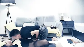 精神小伙干极品美少妇，黑丝白臀，抠穴不止，呻吟不停，娇喘诱惑太刺激
