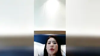一眼就爱了，性感的人妻在酒店陪狼友发骚，全程露脸自己抠骚逼特写展示，淫水好多自己伸进嘴里吸吮手指好骚