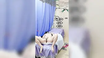 中医养生馆【下篇】跟好姐妹一起来找男技师按摩，特殊服务揉奶抠逼直接草上了，隔着帘子的呻吟浴火焚身自慰，隔着爆草